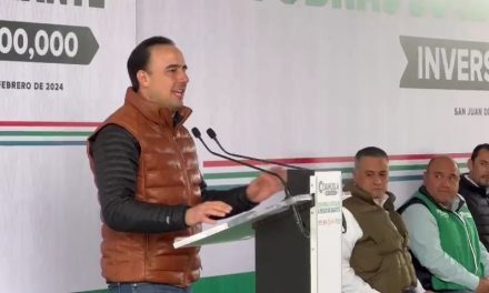 Cumple gobernador con estudiantes de San Juan de Sabinas