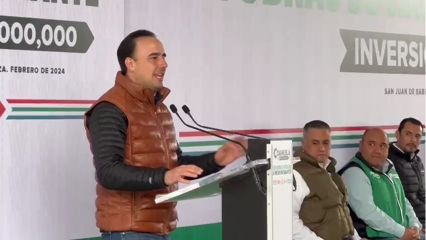 Cumple gobernador con estudiantes de San Juan de Sabinas