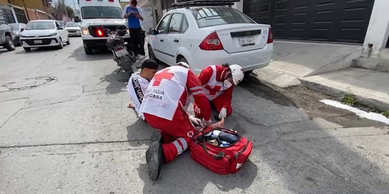 Pierde visibilidad y derriba a motociclista en Saltillo