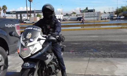 La Policía de Saltillo entregó rosas a la ciudadanía