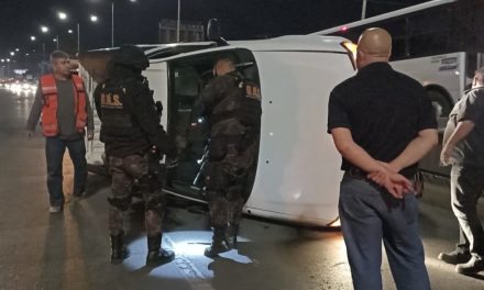 Policías ayudan a hombre que volcó al norte de Saltillo