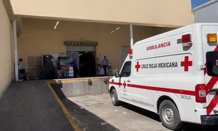 Por proteger a su hijo se luxa el hombro en Saltillo