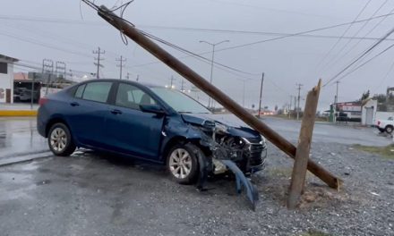 Saltillo: Discute con otra persona, choca y derriba un poste de madera
