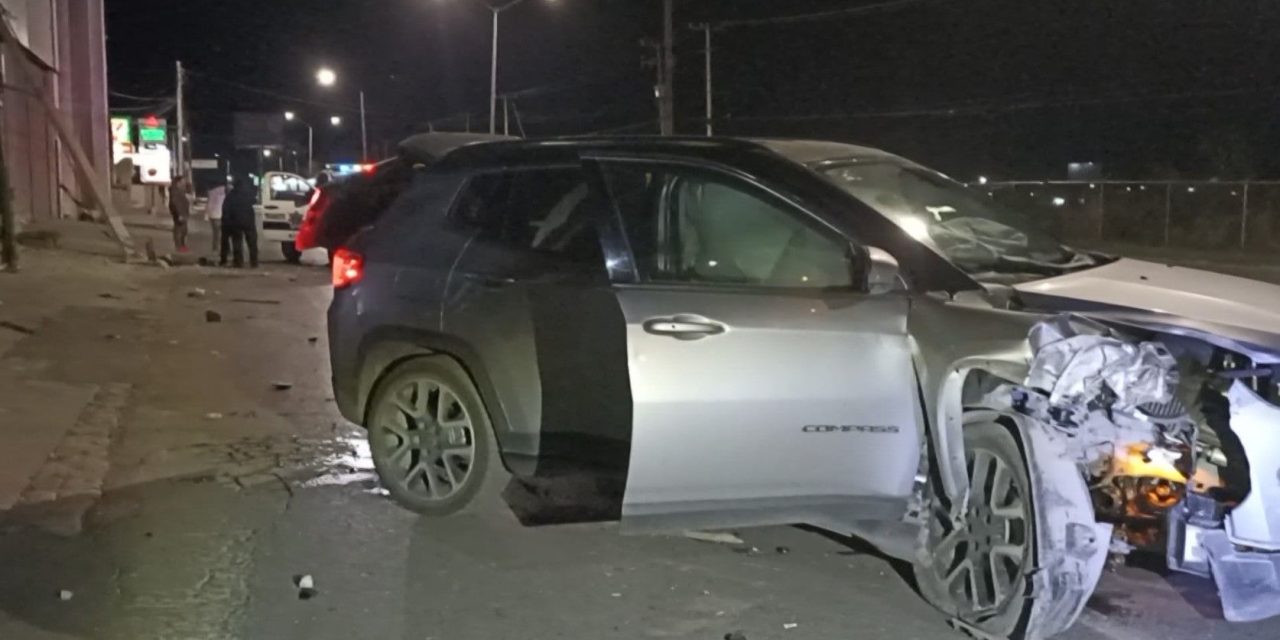 Saltillo: Pelea le costó echarse dos postes, quitó la vista del camino