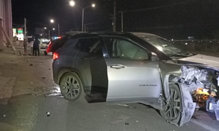 Saltillo: Pelea le costó echarse dos postes, quitó la vista del camino