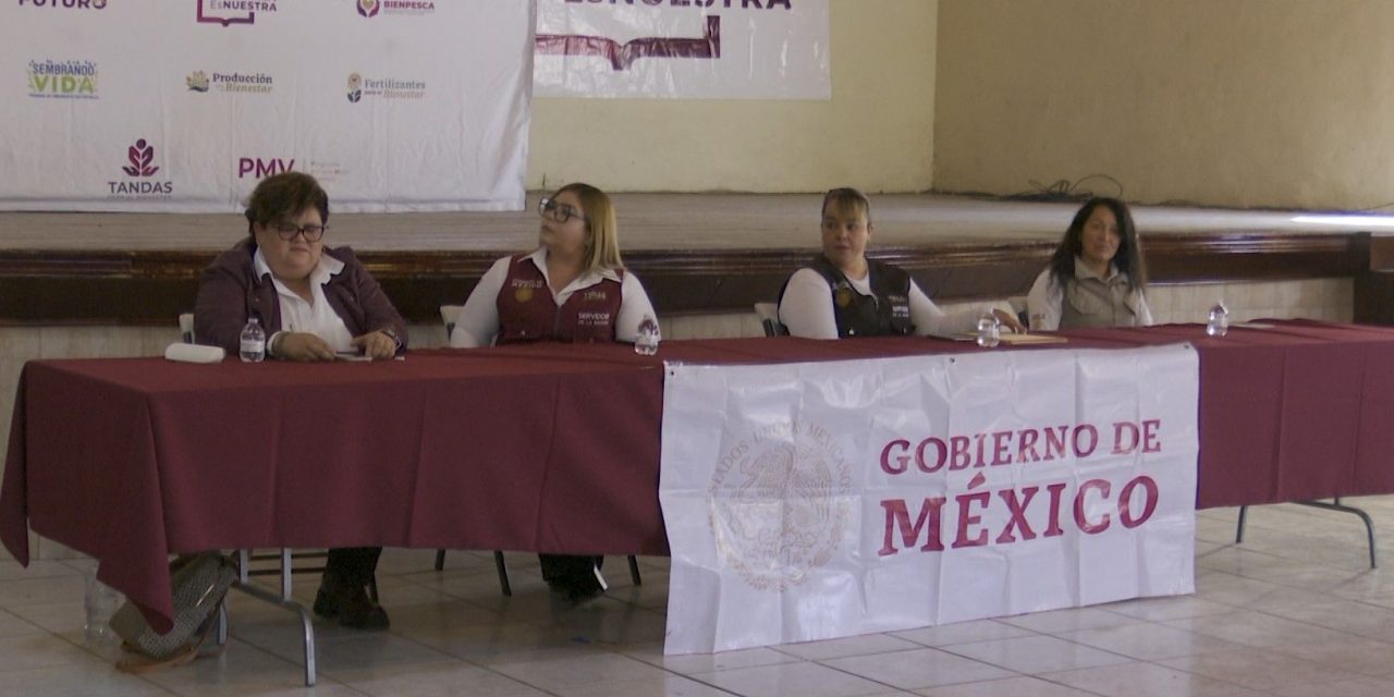 Reciben tarjetas del programa ‘La Escuela es Nuestra’ en Arteaga
