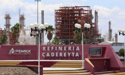 Recaban firmas en Nuevo León para conseguir una consulta sobre el cierre de la refinería en Cadereyta
