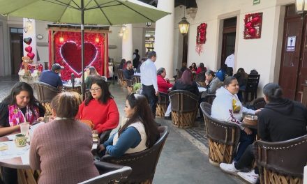 Saltillenses abarrotan florerías y restaurantes en el Día del Amor y la Amistad