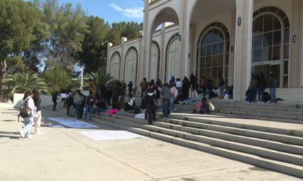 Jóvenes que tienen tomado el bulevar V. Carranza se negaron a dialogar