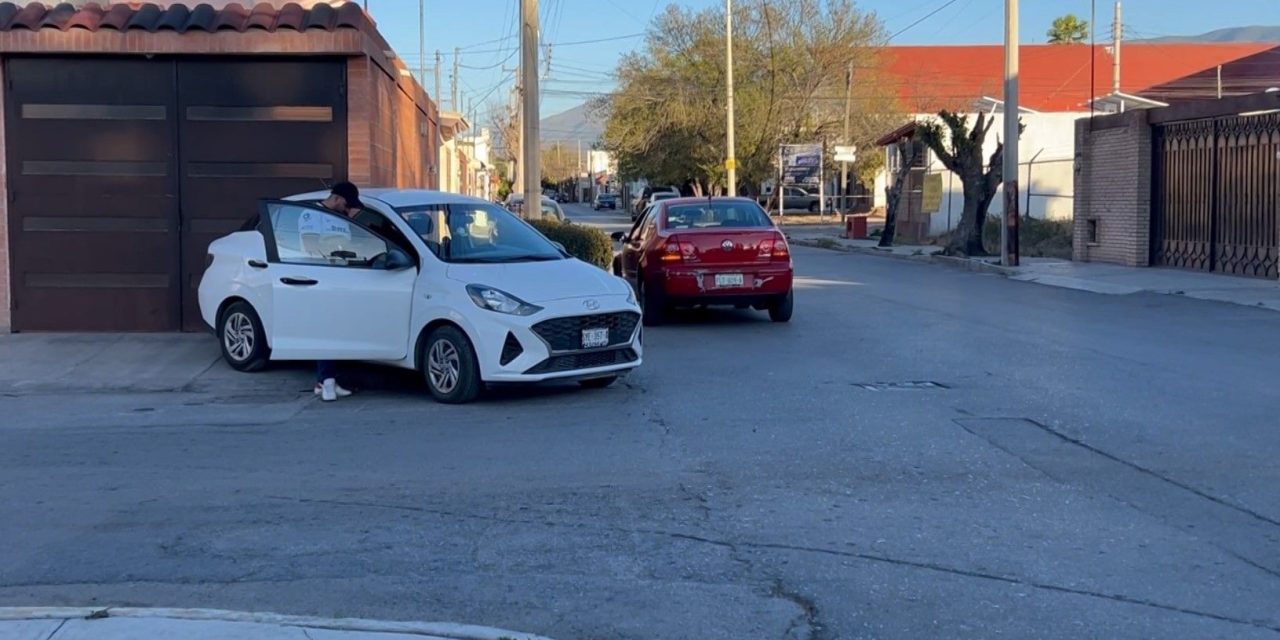 Se pasa el rojo y provoca accidente en Saltillo