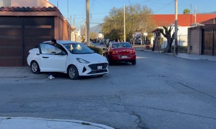 Se pasa el rojo y provoca accidente en Saltillo