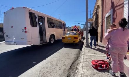Taxi atropella a madre e hija en el centro de Saltillo