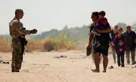 Texas construirá base militar en Eagle Pass para reforzar frontera con México