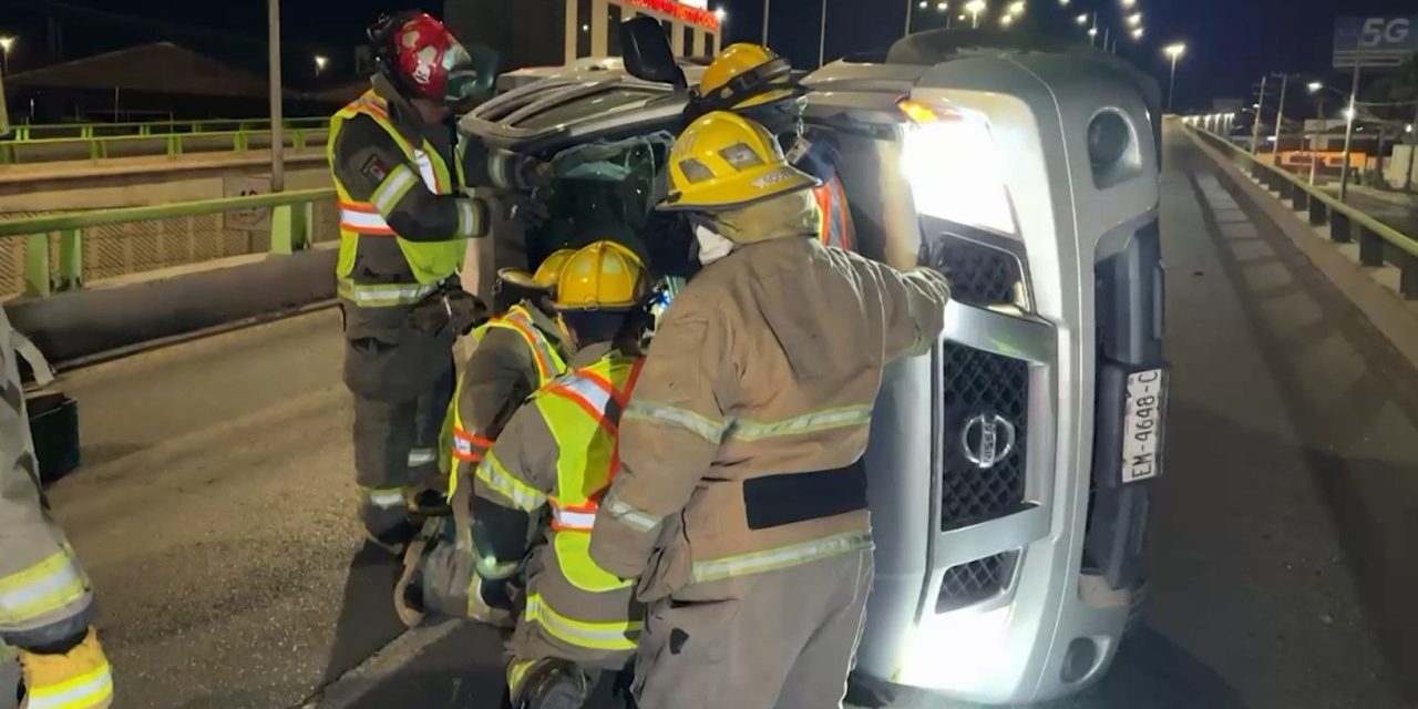 Conductor usa protección como rampa y vuelca en Saltillo