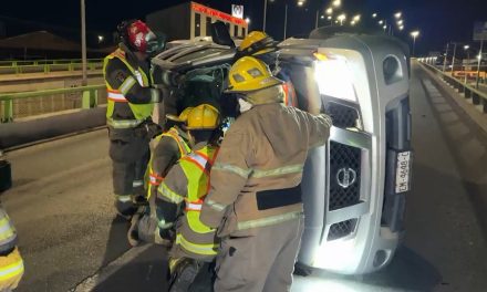 Conductor usa protección como rampa y vuelca en Saltillo