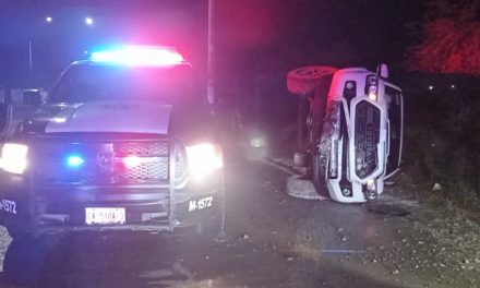 Hombre vuelca su camioneta al norte de Saltillo