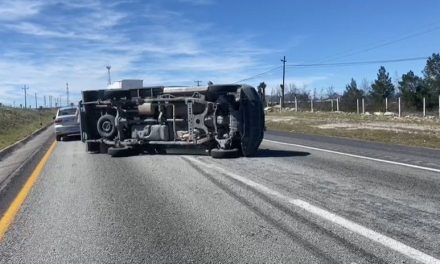 Camioneta vuelca por conducir a exceso de velocidad en la Saltillo-Monterrey