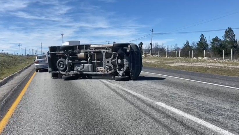 Camioneta vuelca por conducir a exceso de velocidad en la Saltillo-Monterrey