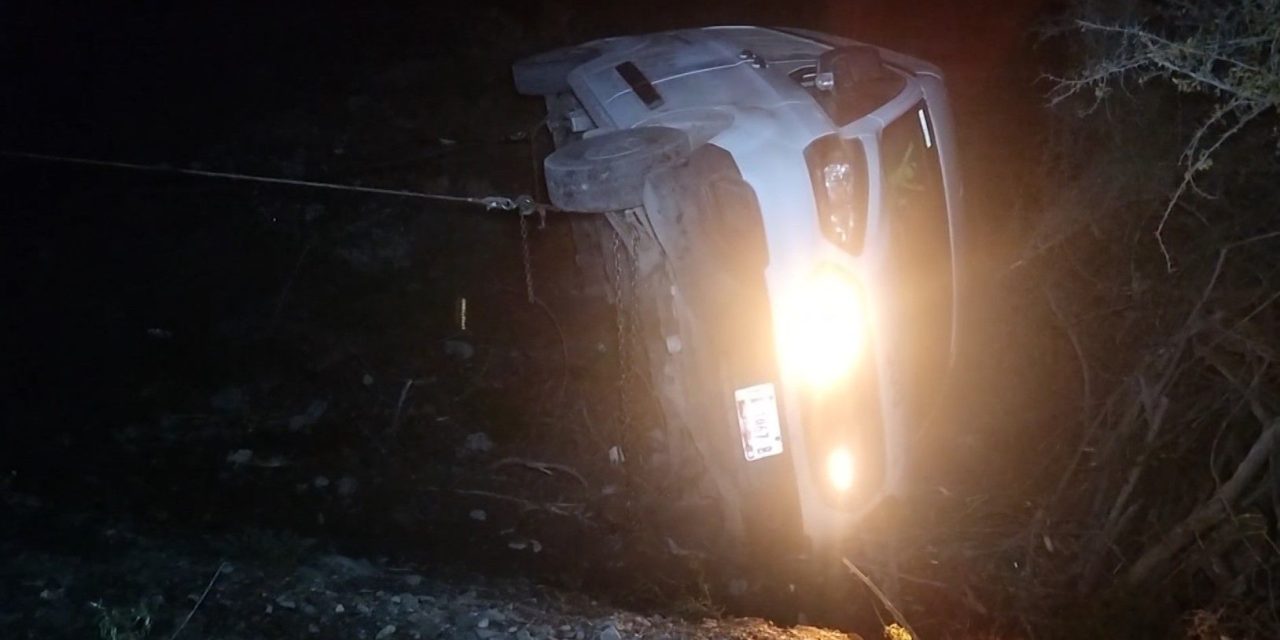 Vuelca camioneta con medicamentos del IMSS que se dirigía a Parras