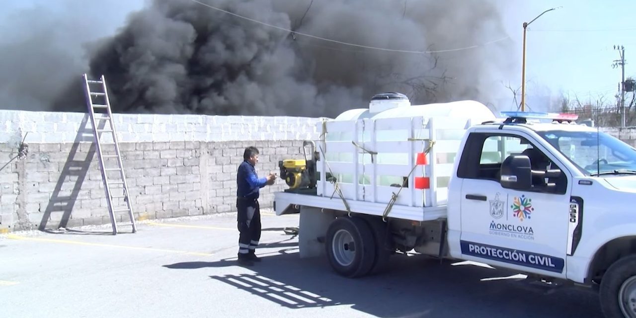 Cierran calles por incendio de negocio de químicos en Monclova