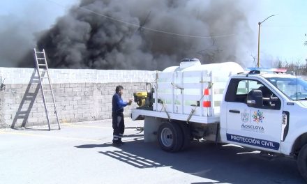 Cierran calles por incendio de negocio de químicos en Monclova