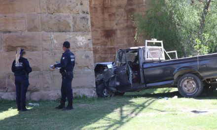 Abuelos chocan contra puente en Sabinas