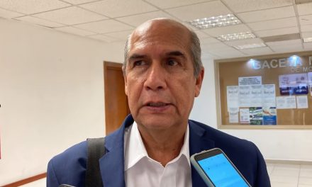 Abandonan panistas a Mario Dávila