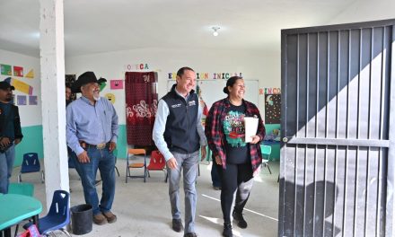 Supervisan construcción de barda perimetral en jardín de niños