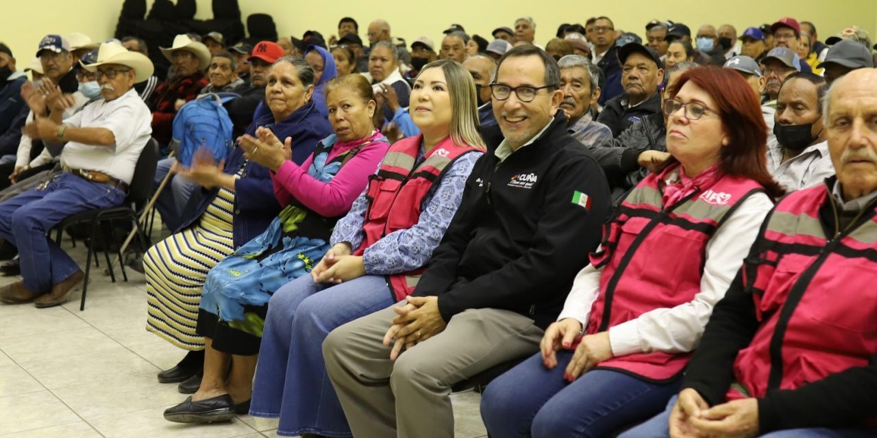 Otorgan despensas a adultos mayores empacadores en Acuña