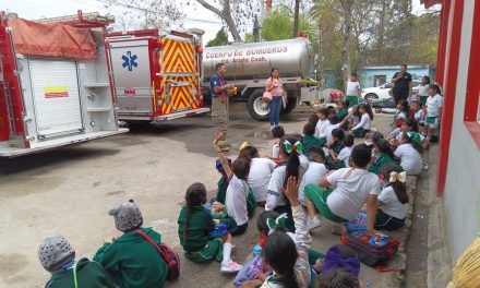 Reciben a niños en base de Bomberos