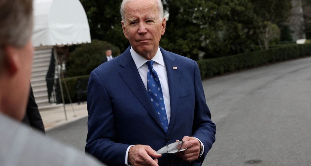 Biden busca respaldo de latinos con cambios en su equipo de trabajo