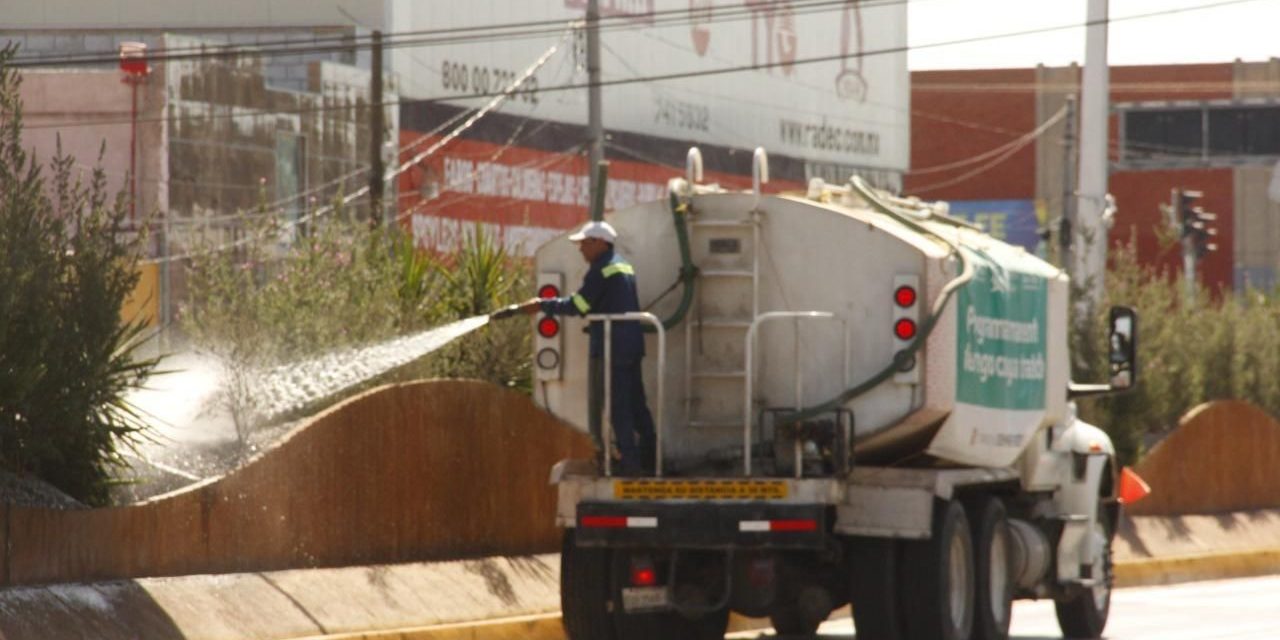 Usan agua tratada para riego de áreas verdes de Torreón