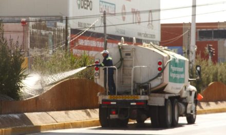 Usan agua tratada para riego de áreas verdes de Torreón