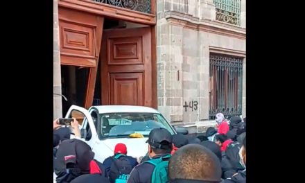 Irrumpen normalistas en Palacio Nacional exigiendo ser atendidos por AMLO