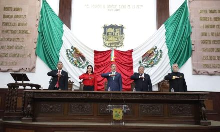 Celebran con letras de oro los 100 años de La Narro