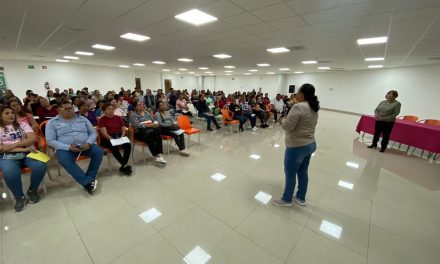 Realizan plática con padres de familia de menores empacadores en Torreón