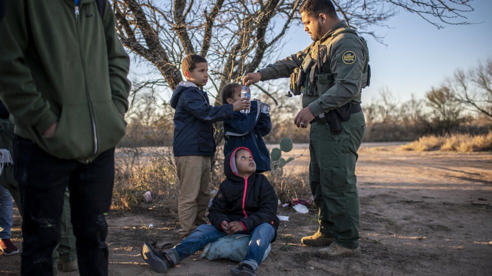 Corte Suprema de Estados Unidos pausa ley antimigrante de Texas