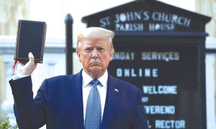 Trump lanza su nueva biblia, ‘God Bless the USA Bible’, en medio de su campaña política