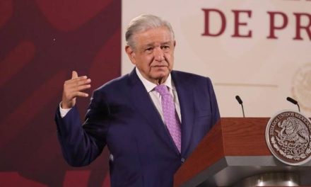 Rechaza López Obrador a Monreal ser el interlocutor con los padres de los 43 normalistas de Ayotzinapa