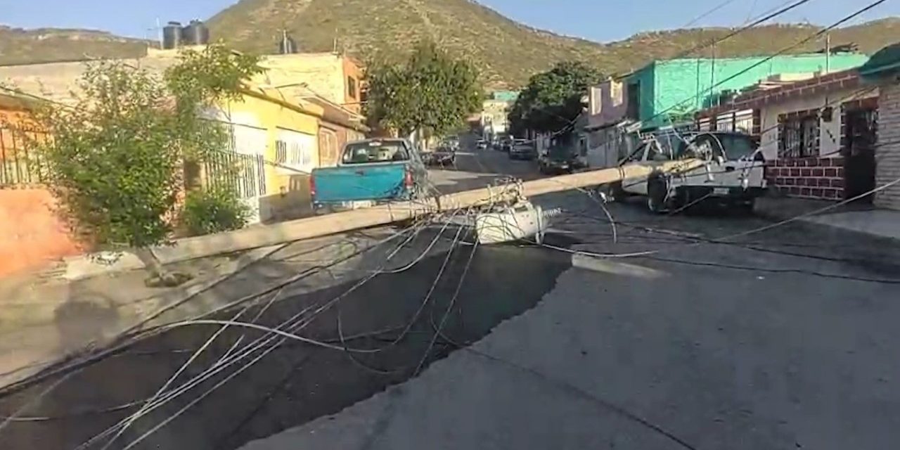 Cae poste en la colonia La Minita