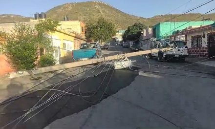 Cae poste en la colonia La Minita