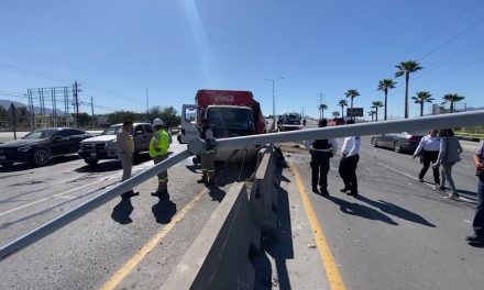 Camión de refresquera se accidenta sobre el bulevar Fundadores