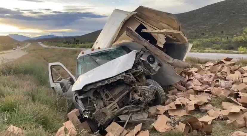 Vuelca camión cargado con carne en la carretera Saltillo-Torreón y se desata rapiña