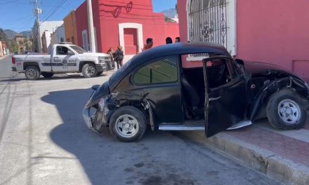 Conductor  causa choque en el Centro de Saltillo por no hacer alto