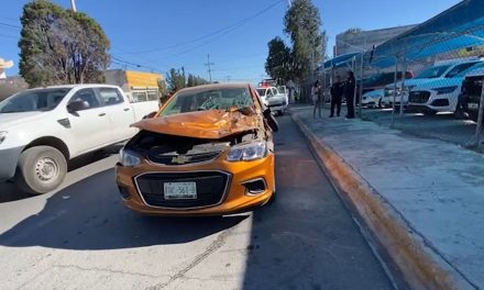 Choca vehículo de municipio de Saltillo