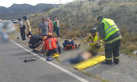 Conductor embiste y lesiona a tres motociclistasen la carretera a Monclova…uno murió más tarde