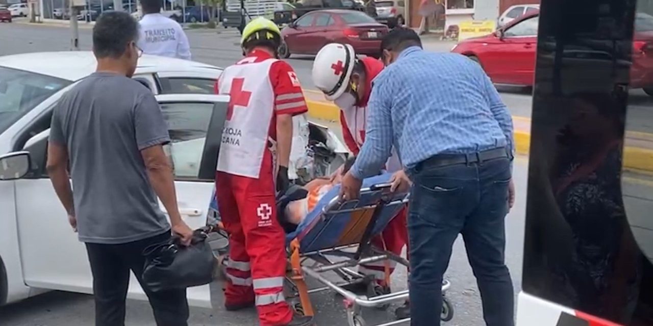Conductor ignora luz roja y provoca un accidente automovilístico en Saltillo