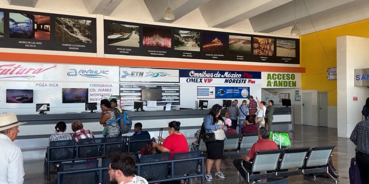 Continúa flujo de vacacionistas estos días en la Central de Autobuses de Saltillo