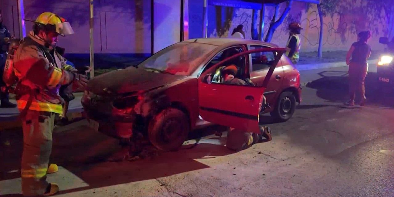 Corto incendia carro familiar en Saltillo