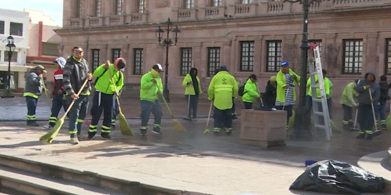 Dan limpieza a plazas y edificios públicos en Saltillo
